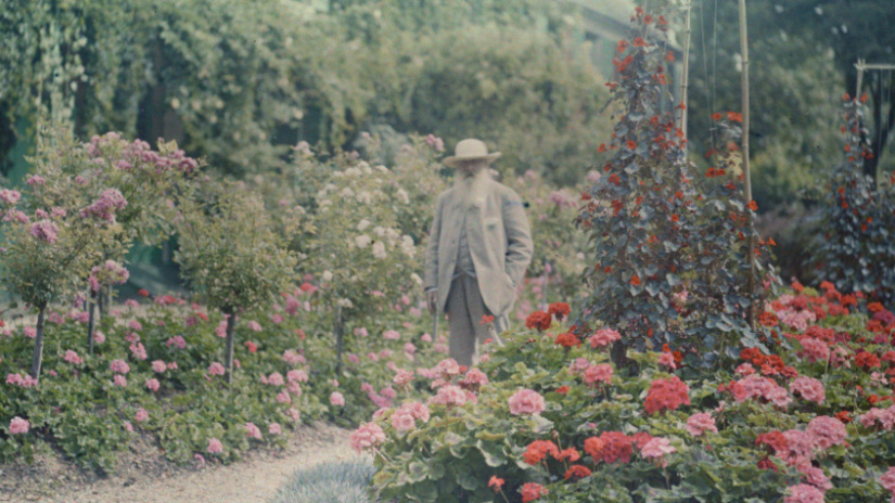 photo "Claude Monet devant sa maison à Giverny", 1921, Musée d'Orsay