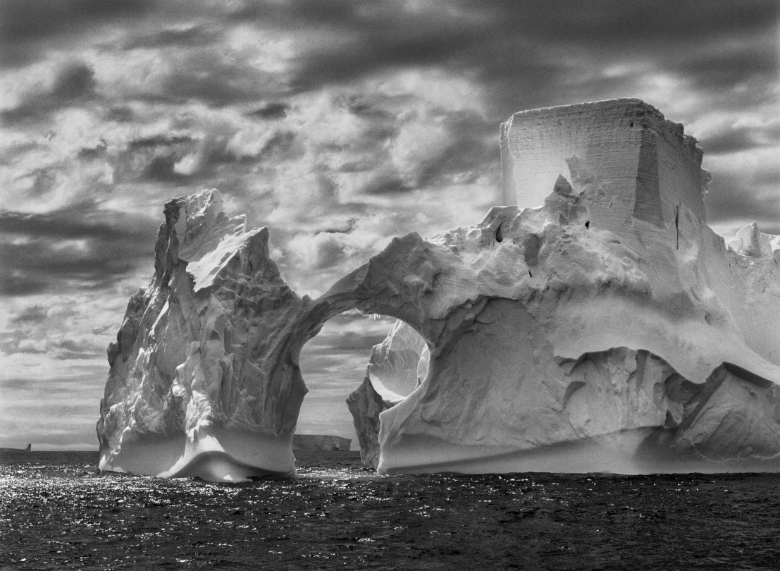 Iceberg entre l’île Paulet et les îles Shetland du sud. Mer de Weddell. Péninsule Antarctique. 2005.