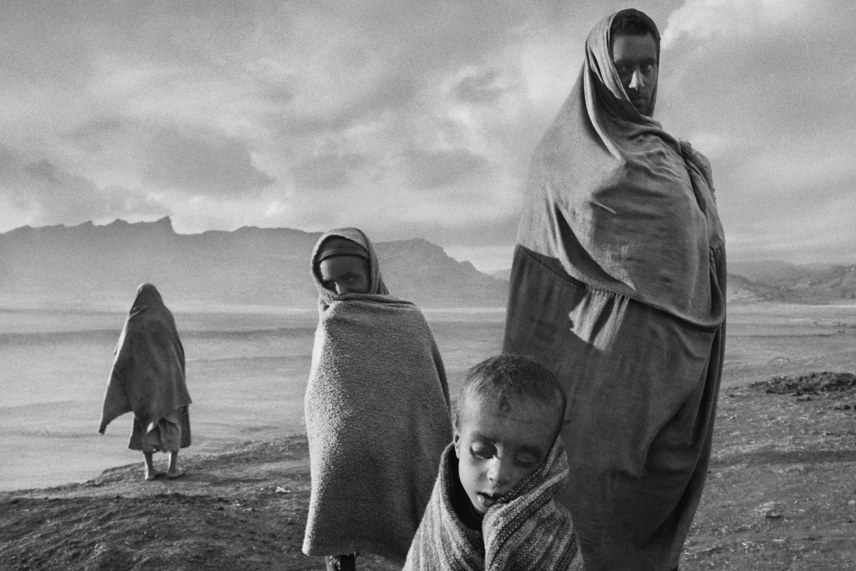 Réfugiés arrivent au camp de Korem. Éthiopie, 1984.