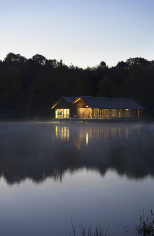 Centre de Conférences sur un lac au Vaumain © Celia UHALDE_Bernard Desmoulin