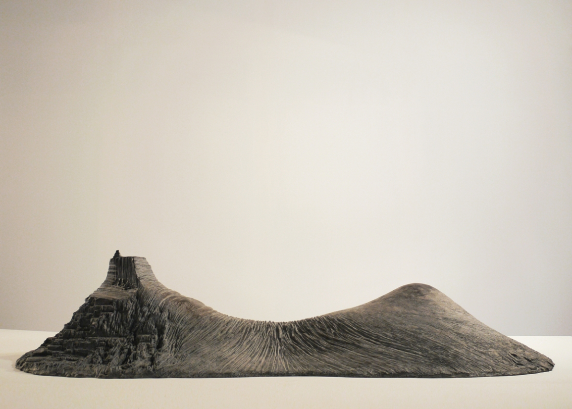 La femme étendue, l'eau dans l'eau, 1998, polyester, terre cuite, sable, cendre, longueur 174 cm