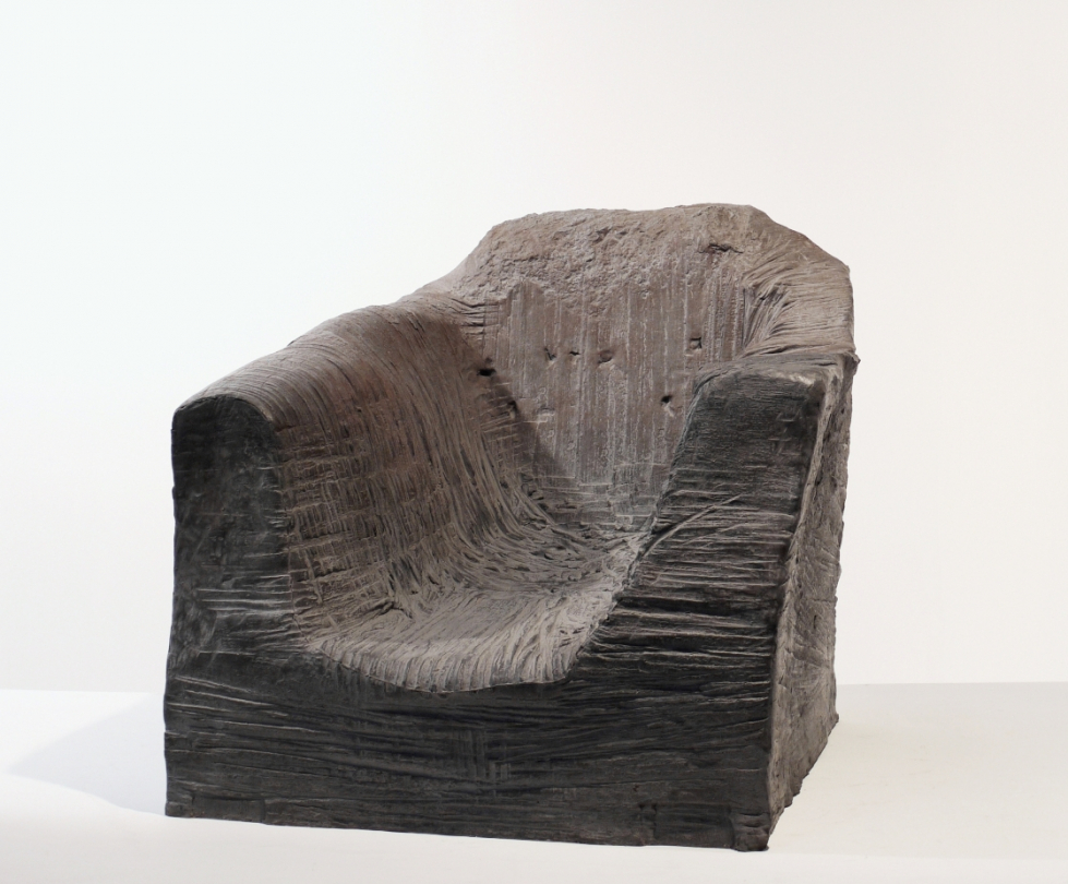 Fauteuil, rue Bergasse, Vienne,  2008, Polyester, sable et cendre,75 x 81 x 85 cm