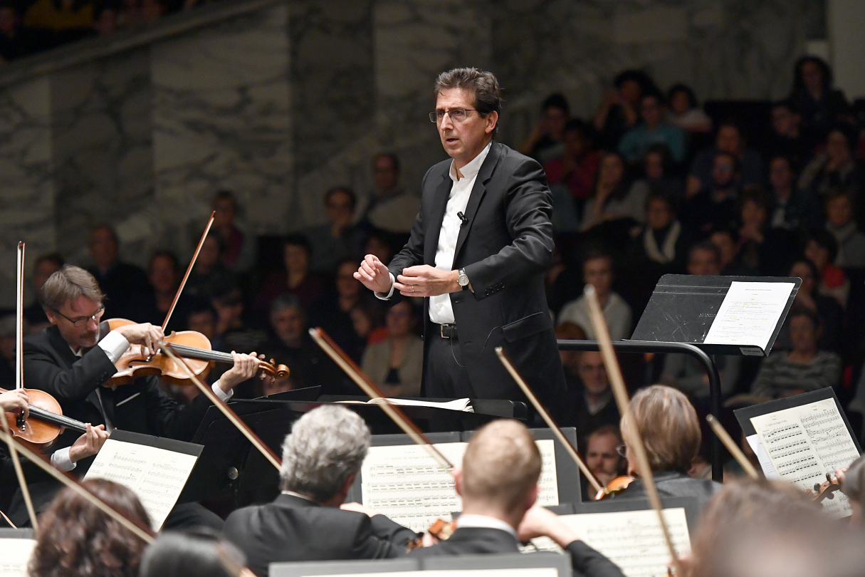 Pascal Rophé devant son orchestre