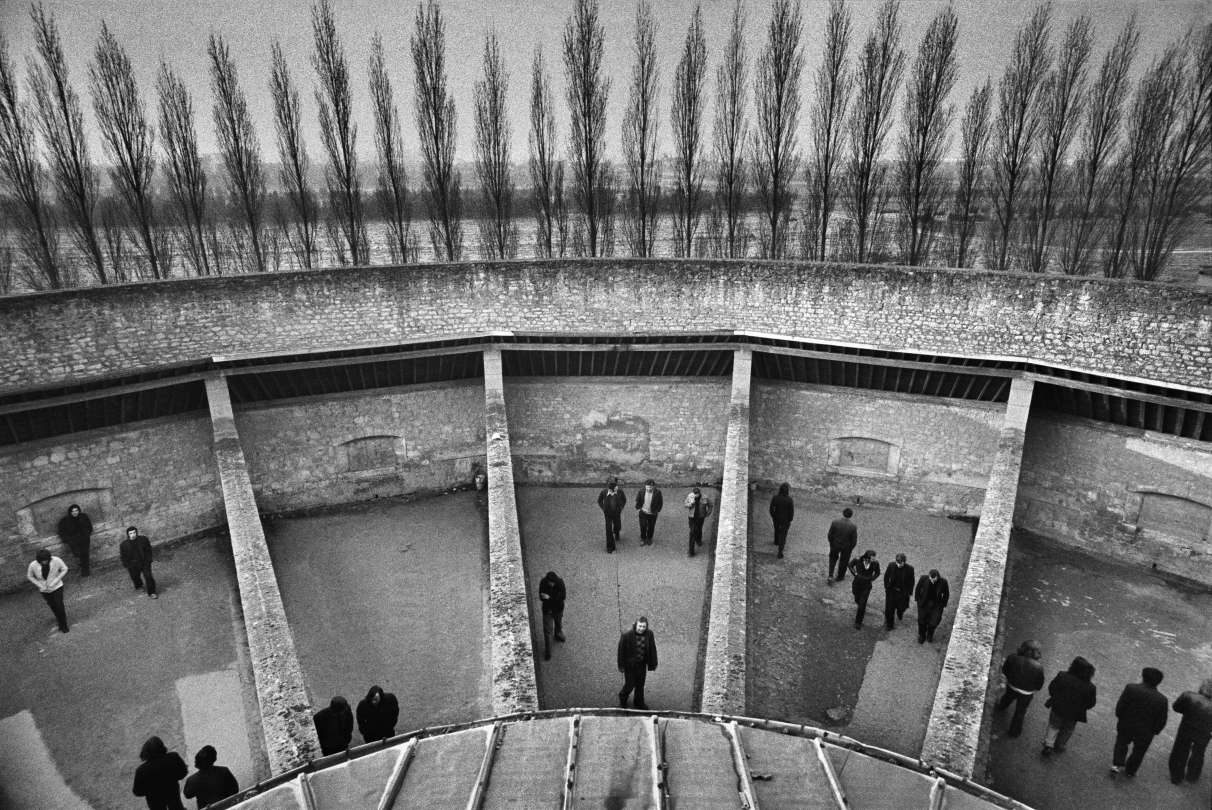 Cour de promenade de la maison d’arrêt de Caen. France, 1976.