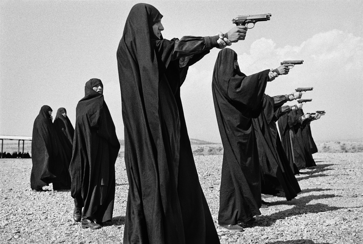 Entrainement au tir dans la banlieue de Téhéran. Iran, 1986.