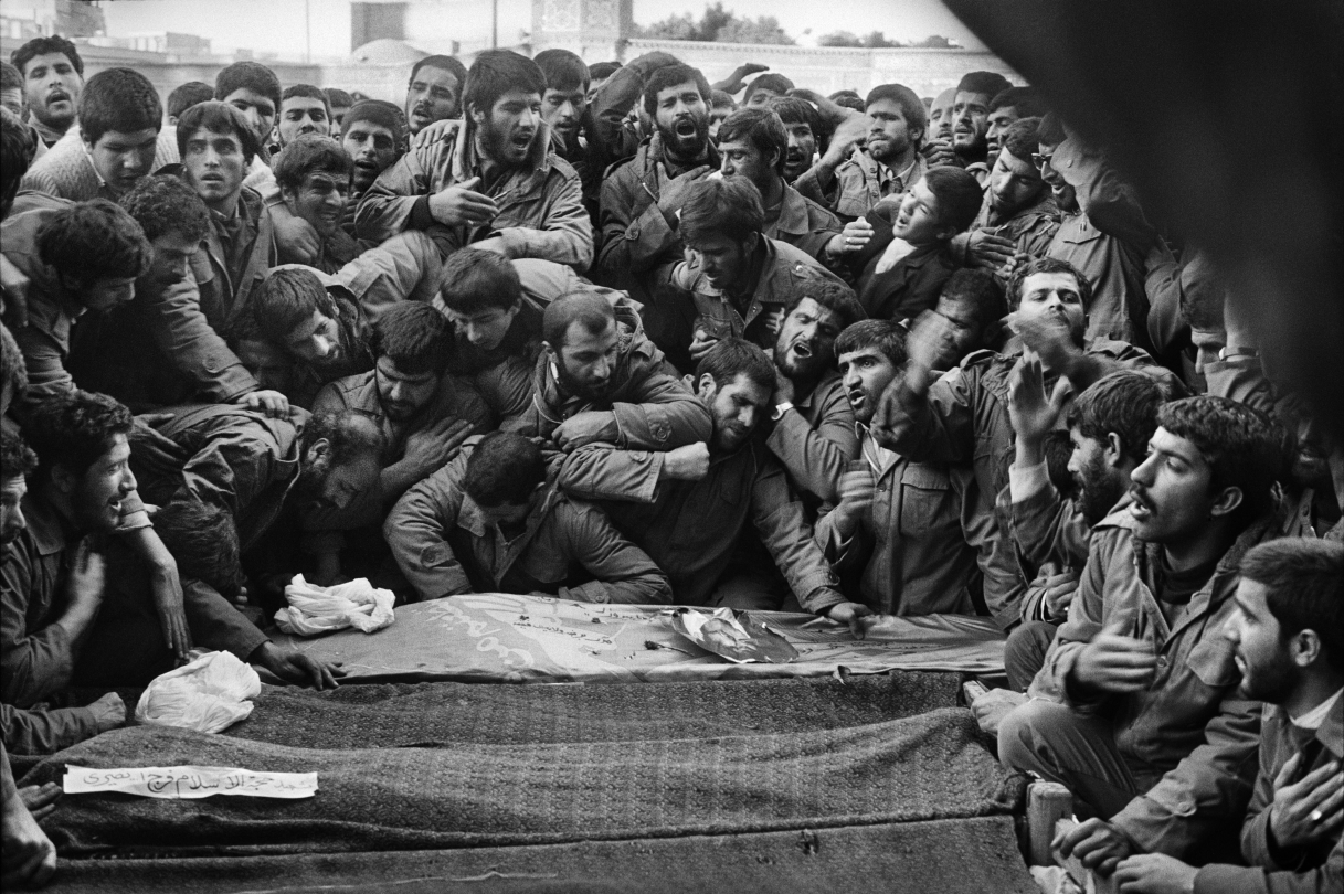 Autour du cercueil de Fazollah Mahalliti et de douze autres victimes d’un « accident » d’avion. Iran, Khom, 1986.