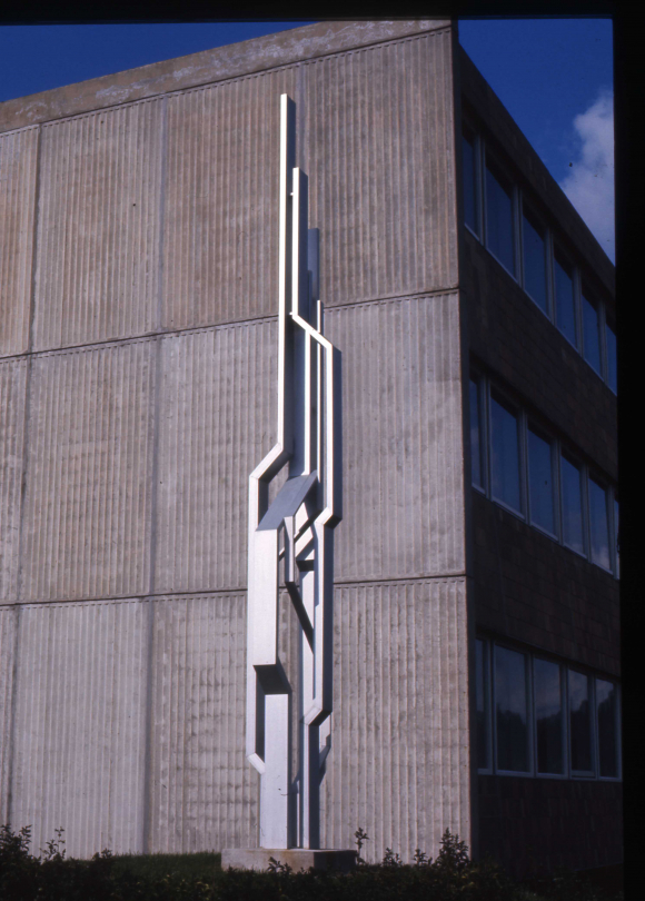 Yves Millecamps, Sculpture, 1971, acier et aluminium, hauteur 6m, André Schmitz architecte, Collège Gaston Chaissac, Pouzauges. ©photo Yves Millecamps