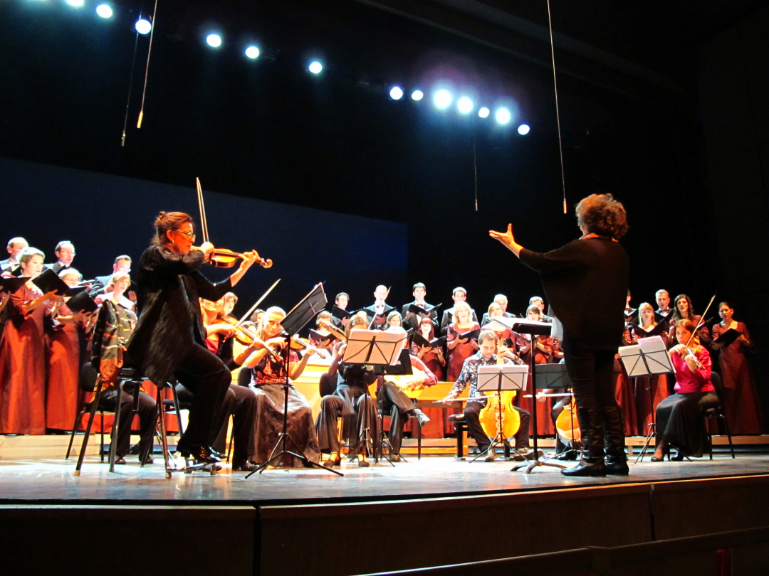 Coline Serreau dirige l'Orchestre de Florence Malgoire et le choeur de Sion (Genève, 2011)