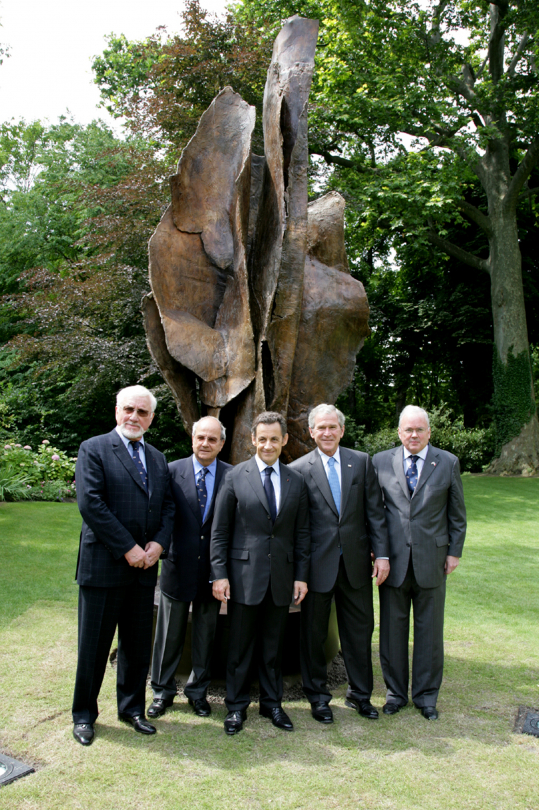 Inauguration de la Flamme de la Liberté. PARIS Ambassade des USA (de gauche à droite, Jean Cardot, Marc Ladreit de Lacharrière, Président Nicolas Sarkozy, Président George.W. Bush, Ambassadeur Craig.R.Stapelton)