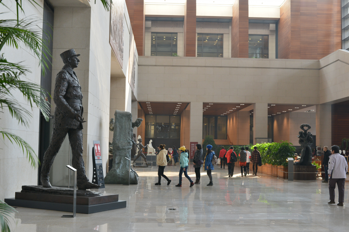 Jean Cardot, Statue du général de Gaulle Musée National de Chine Pékin (photo Didier Bernheim)