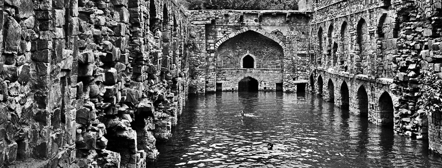 Raghu Rai,  Diving into Ugrasen Baoli, Delhi, 1971