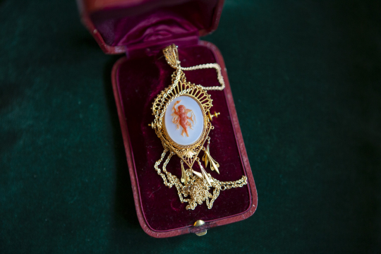 Broche de Coline Serreau - crédit Juliette Agnel