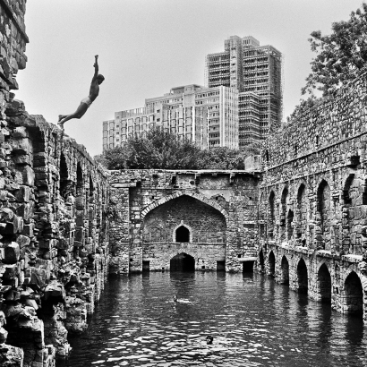 Raghu Rai,  Diving into Ugrasen Baoli, Delhi, 1971